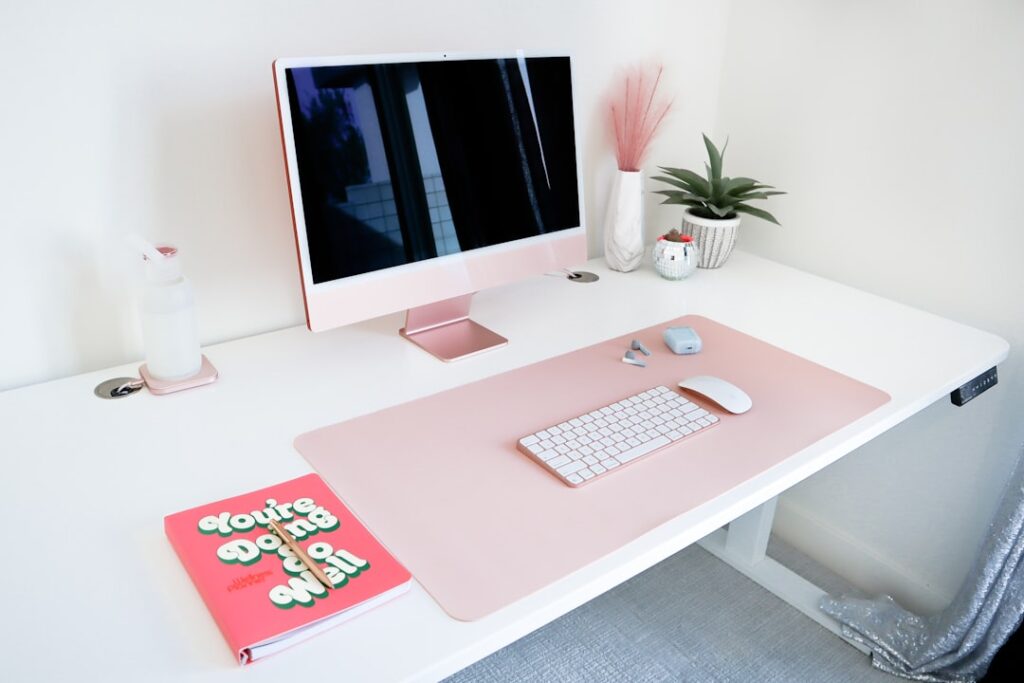 커서 한국어 - a desk with a computer and a book on it