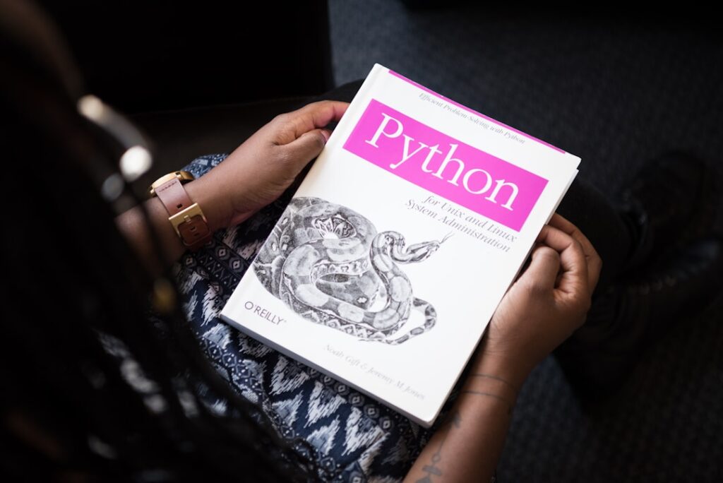 Windows 작업 스케줄러 Python 자동 실행 - shallow focus photo of Python book