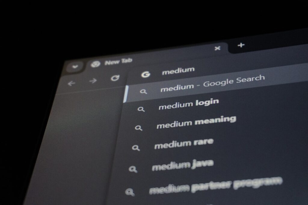 Perplexity Pro ChatGPT Plus 비교 - Browser search bar with medium suggestions